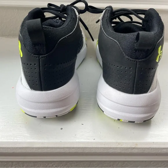 Under Armour basketball sneakers men’s 10.5 women’s 12 black with camo - Picture 6 of 10